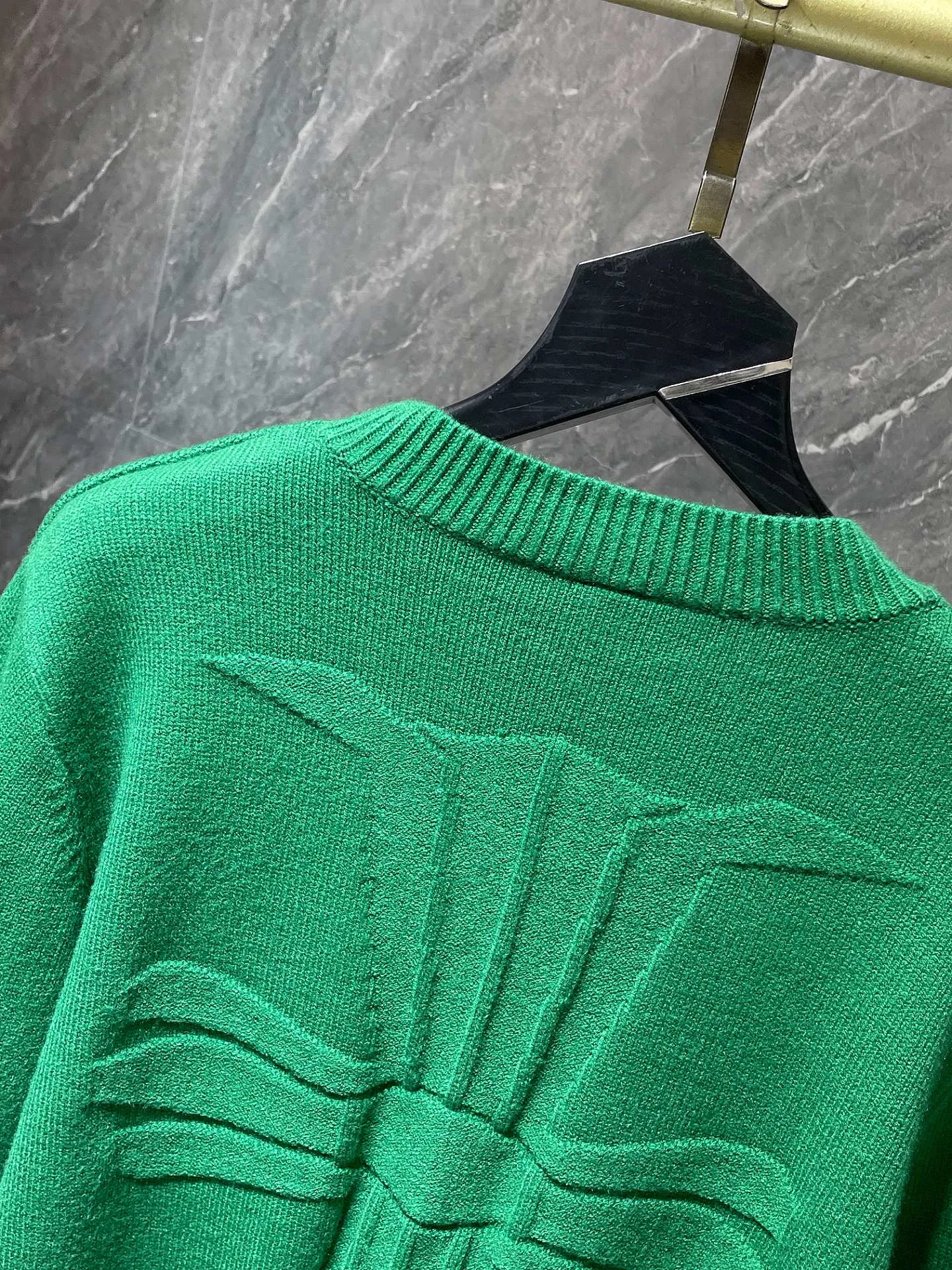 P236 Chrome Hearts 🍁Autumn and winter sweater series🍁 Three-dimensional jacquard on the back ➕ Leather opening process on the cuffs Selected high-quality wool blended knitted fabric Non-common version on the market Recommended colors: black gray white green